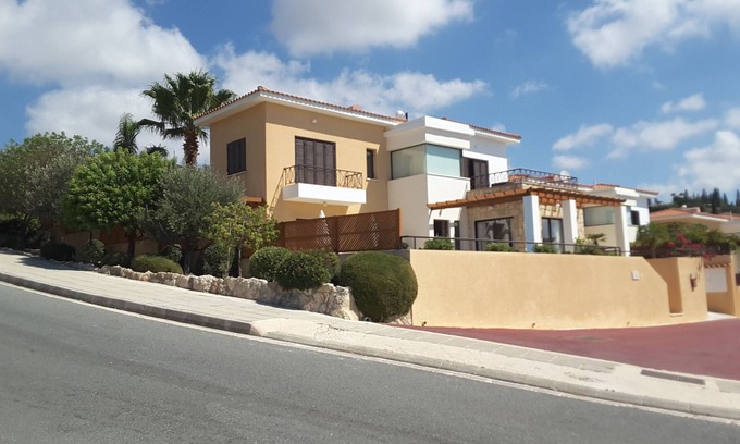 Tala Villa | Precioso y espacioso chalet con piscina privada y preciosas vistas al mar