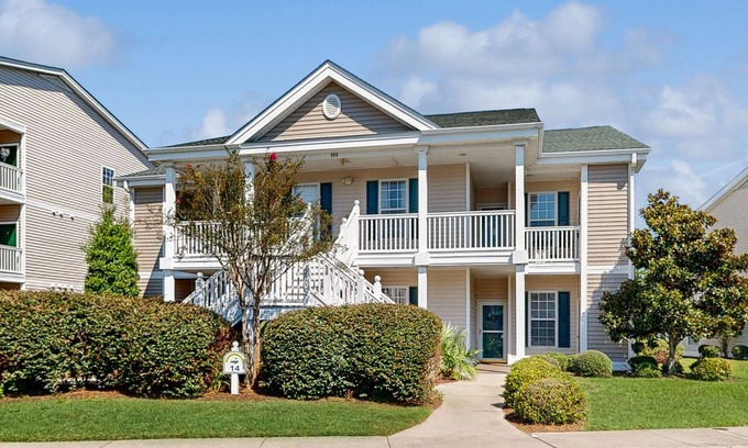 Sunset Beach Condominio | Beautiful dog-friendly coastal home close to beach, AC, and shared pool.