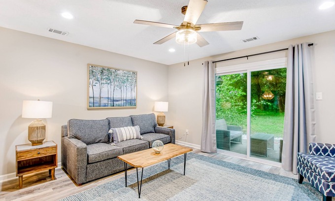 Savannah Casa | Beautiful & dog-friendly duplex with patio, WiFi & central AC