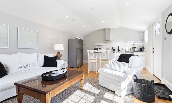 Chatham Apartamento | Beautiful Downtown Chatham 1 Bed, Close to the Beach - Newly renovated + Patio