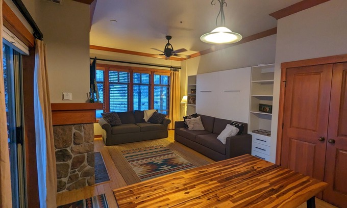 Salt Lake Mountain Resorts Condominio | Beautiful End-Unit with Private Balcony and hot tub + pool.