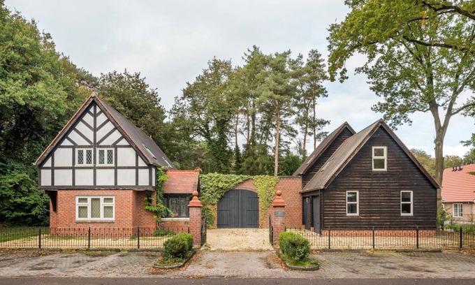 Bazuin Casa | Beautiful English Villa with jacuzzi