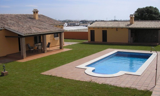 Conil de la Frontera City Center Chalet De Esquí | Chalet rural, con piscina propia, jardín y zona de barbacoa.