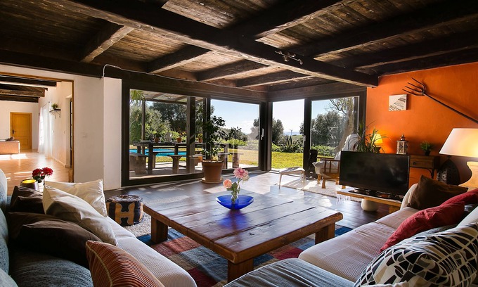 Vejer de la Frontera Villa | Villa bellamente restaurada que ofrece relajación total en el corazón de Andalucía