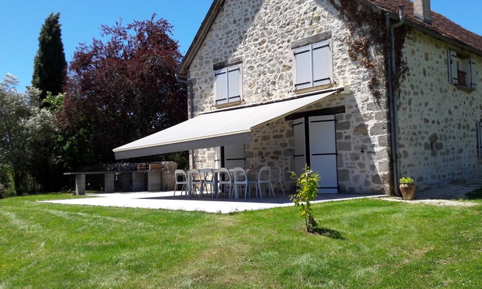 Saint-Julien-Maumont Casa | Hermoso granero completamente renovado con piscina
