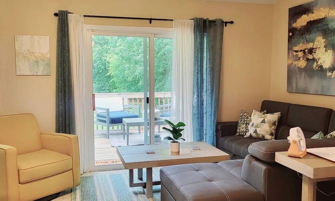 Burlington Casa | Beautiful family home near Elon & Greensboro, w/deck and firepit!