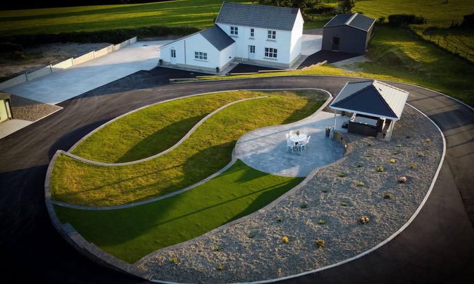 Whitland Cabaña | Beautiful farm house with luxury hot tub