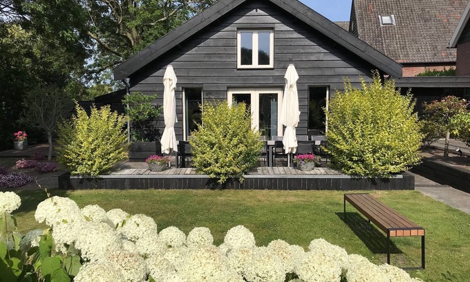 Oud-Alblas Otro | Beautiful farmhouse Het Vinkenest in Oud-Alblas for 16 persons