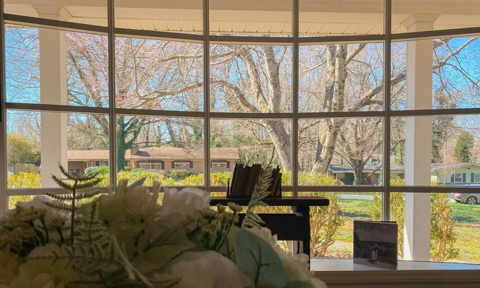 Jamestown Casa | Beautiful Farmhouse-Style Escape