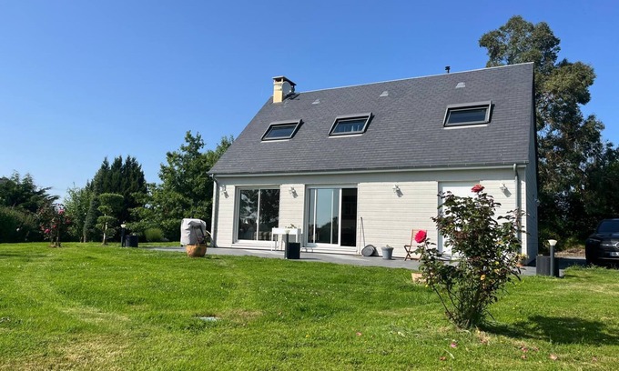 Mandeville-en-Bessin Chalet De Esquí | Beautiful vacation home sleeps 8, spacious. 12 min from the beaches