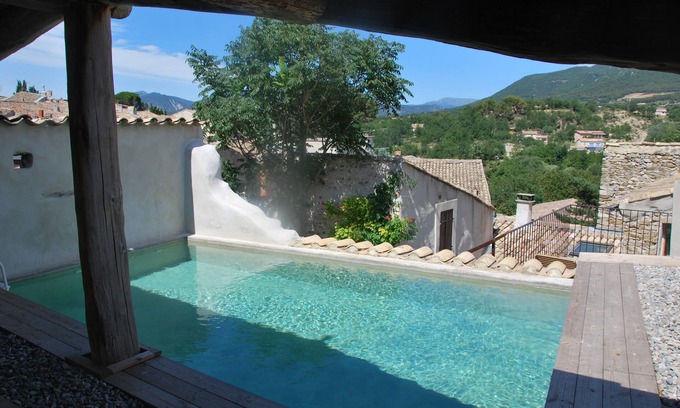 Mirabel-aux-Baronnies Casa | casa restaurada en un estilo y en la azotea de la piscina contemporánea