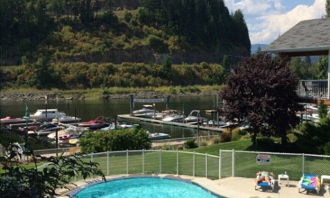 Sicamous Condominio | Condominio de primera clase en el lago Shuswap. Resbalón del barco incluido. 1 de septiembre disponible.