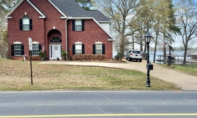 Benton Casa | Beautiful fully furnished lakefront house