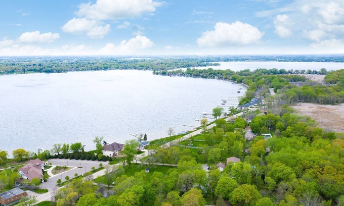 Forest Lake Casa | Beautiful Fully Remodeled Cheerful Lakehouse