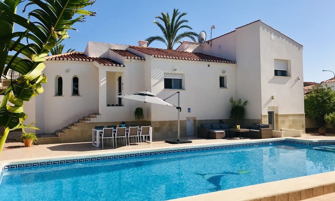 La Siesta Villa | Preciosa villa independiente totalmente reformada con piscina privada.
