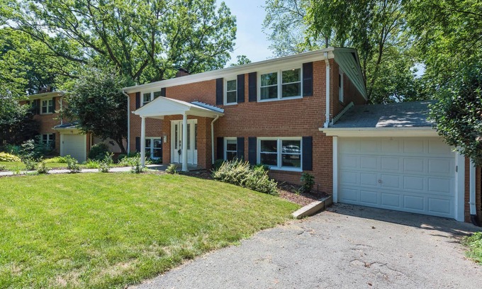 Arlington Ridge Casa | Beautiful Fully Renovated 3 Bedroom House 5 Mins to DC & DCA - Best Location!