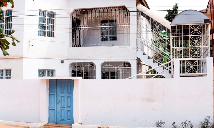 Serrekunda Casa | Self catering totalmente amueblado casa de cuatro dormitorios equipada con WIFI y cámara de CCTV