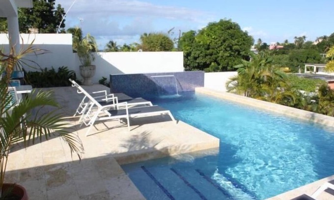 Isabel II Villa | Hermosa piscina con jardín, a pie de la ciudad