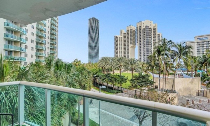 Sunny Isles Beach Condominio | Beautiful Garden View Ocean Reserve 1 BR Condo by RedAwning