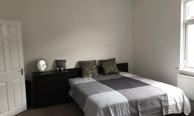 Newcastle-Under-Lyme Casa | BEAUTIFUL HOME, NEWLY REFURBISHED, 3 BEDROOM HOUSE near Alton Towers, Wedgwood..