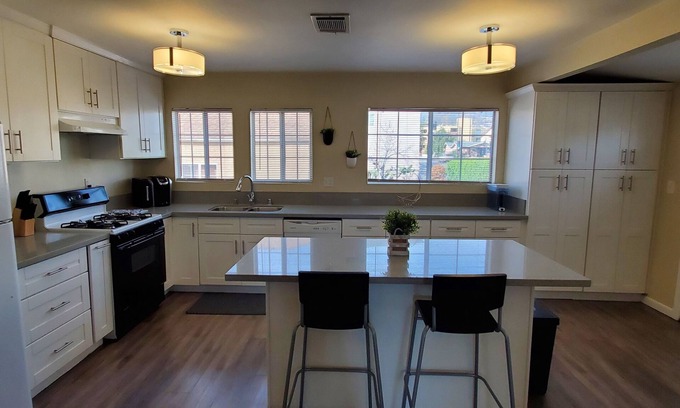 Glendale Casa | Beautiful Glendale home close to all.
