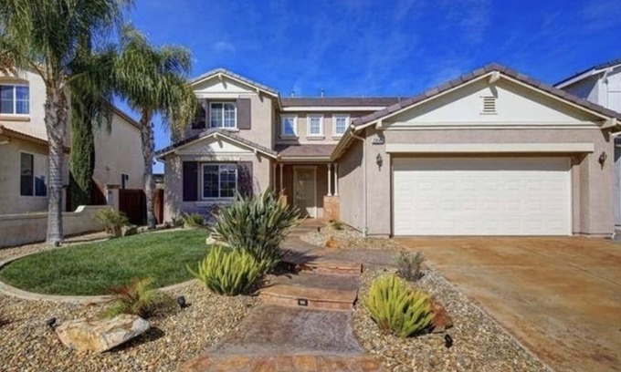 Menifee Casa | Hermosa vista al campo de golf en Menifee Greens.