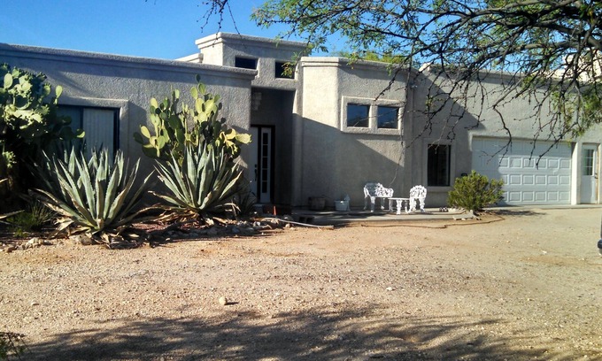 Tanque Verde Casa | Hermosa casa de huéspedes en 5 acres con excelentes vistas de montaña. Seguro, pacífico.