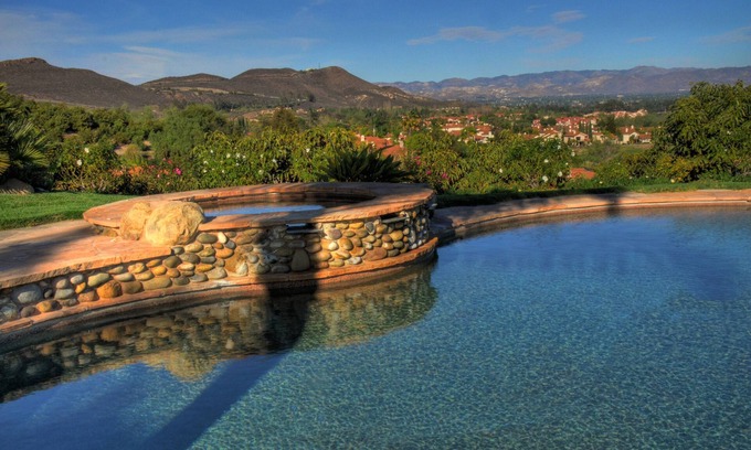 Simi Valley Casa | Hermosa casa de huéspedes con espectaculares vistas de los huertos de aguacate Hillside