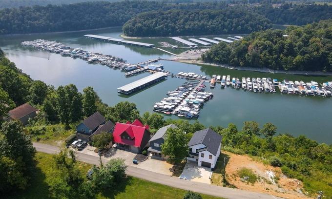 Sloans Valley Casa | Beautiful "Harborview at Lake Cumberland" overlooking Lee's Ford Marina.