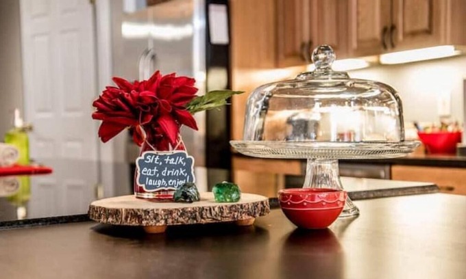 South Side Flats Casa | Beautiful High-End 4 Bed 3 Bath House, Sleeps 15!