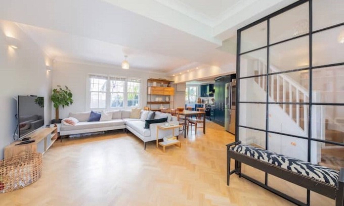 College Park and Old Oak Casa | Beautiful High end Home close to city center