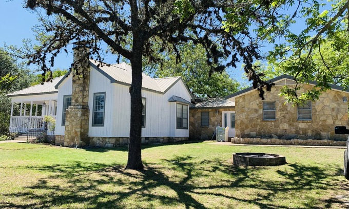 Blanco Casa | Beautiful historic 1911 farm-style house located within the Blanco State Park