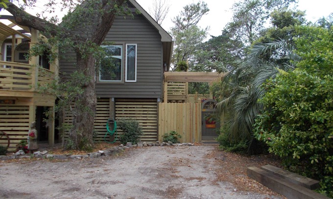 Ocracoke Apartamento | Hermoso, Histórico, Retiro privado para parejas, Se aceptan mascotas, Ubicación central