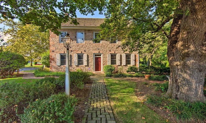 Ephrata Casa | Beautiful Historic House In Amish Country