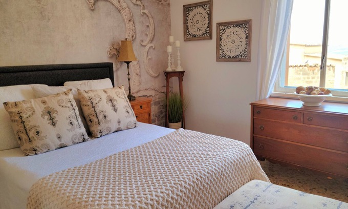 Sambuca di Sicilia Apartamento | Beautiful home in historic town surrounded by wineries. Lovely terrace & views