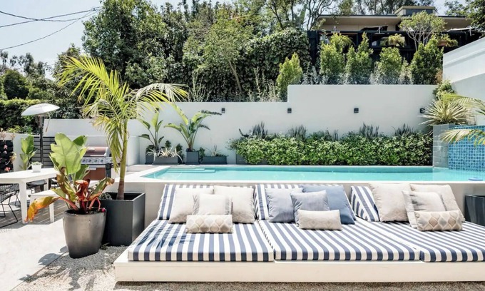 Hollywood Hills Villa | Hermosa villa de Hollywood Hills con piscina privada climatizada y terraza con vista