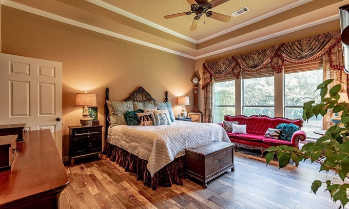 Parker County Casa | Beautiful home, 3 wooded acres, sleeps 16