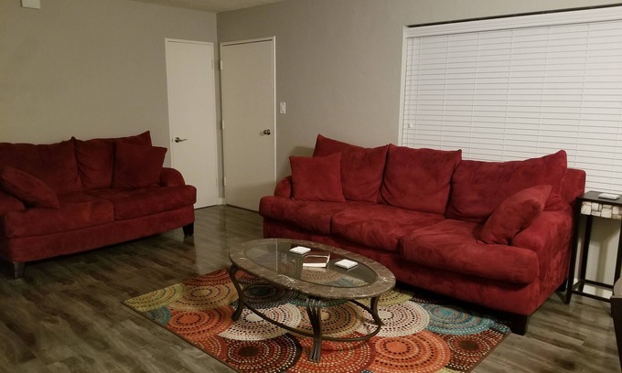 Rancho Oakey Casa | Excelente ubicación cerca de donde quieres estar. AMANTES DE DEPORTES * Todos los juegos de la NFL incl.