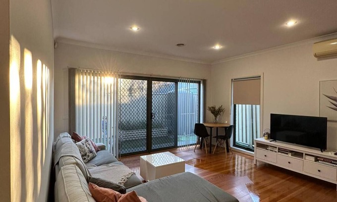 Glenroy Casa | Beautiful home close to Airport and Train Station