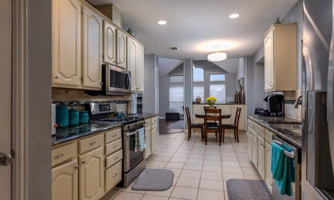 Lewisville Casa | Listo para negocios, ideal para familias, interiores de lujo.