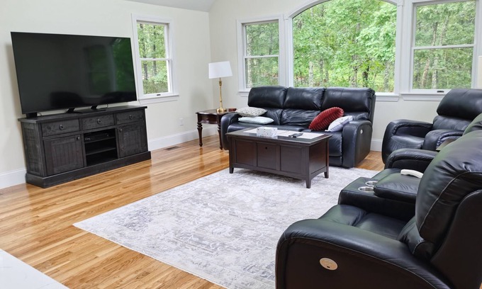 Orleans Casa | Beautiful home in Orleans. Park, Beach, Lake & Ocean. Telsa charge