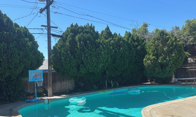 Fresno Casa | Beautiful Home in quiet neighborhood with a pool and close to stores & highways.
