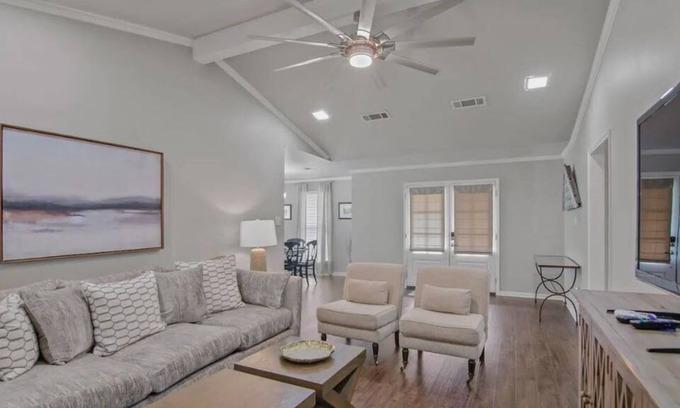 South Baton Rouge Casa | Beautiful Home off Historic Highland Rd!