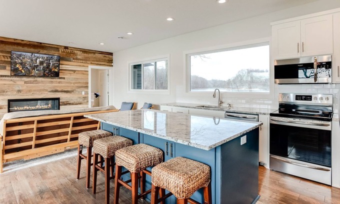 Lindstrom Casa | Beautiful home on North Center Lake