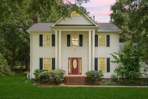 Elon College Casa | Beautiful Home Walking Distance to Elon University