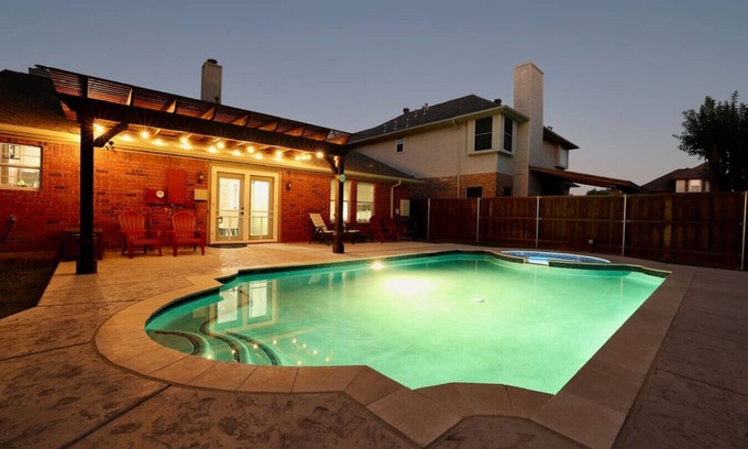 Flower Mound Apartamento | Beautiful spacious home with heated spa and heated pool