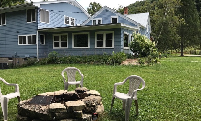 Lansing Casa | Beautiful Home with 9 Bedrooms, 7 bathrooms, 2 Cabins, 18 Hole Disc Golf Course