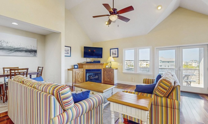 Waves Casa | Beautiful Home with pool, hot tub, AC, W/D, & fireplace