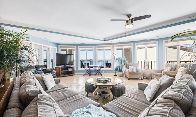 Ocean City Condominio | Beautiful home with stunning bay views from private balcony, pool access & WiFi