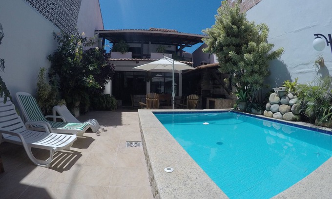 Taio Casa | Linda casa con piscina y 7 habitaciones en Arraial - son cinco suites.